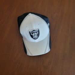 Oakland Raiders Hat Cap New Era Size M/L White 39Thirty Flex Stretch 
Fitted NFL.
Pre-owned, very good shape, please see photos for details.
100% poly