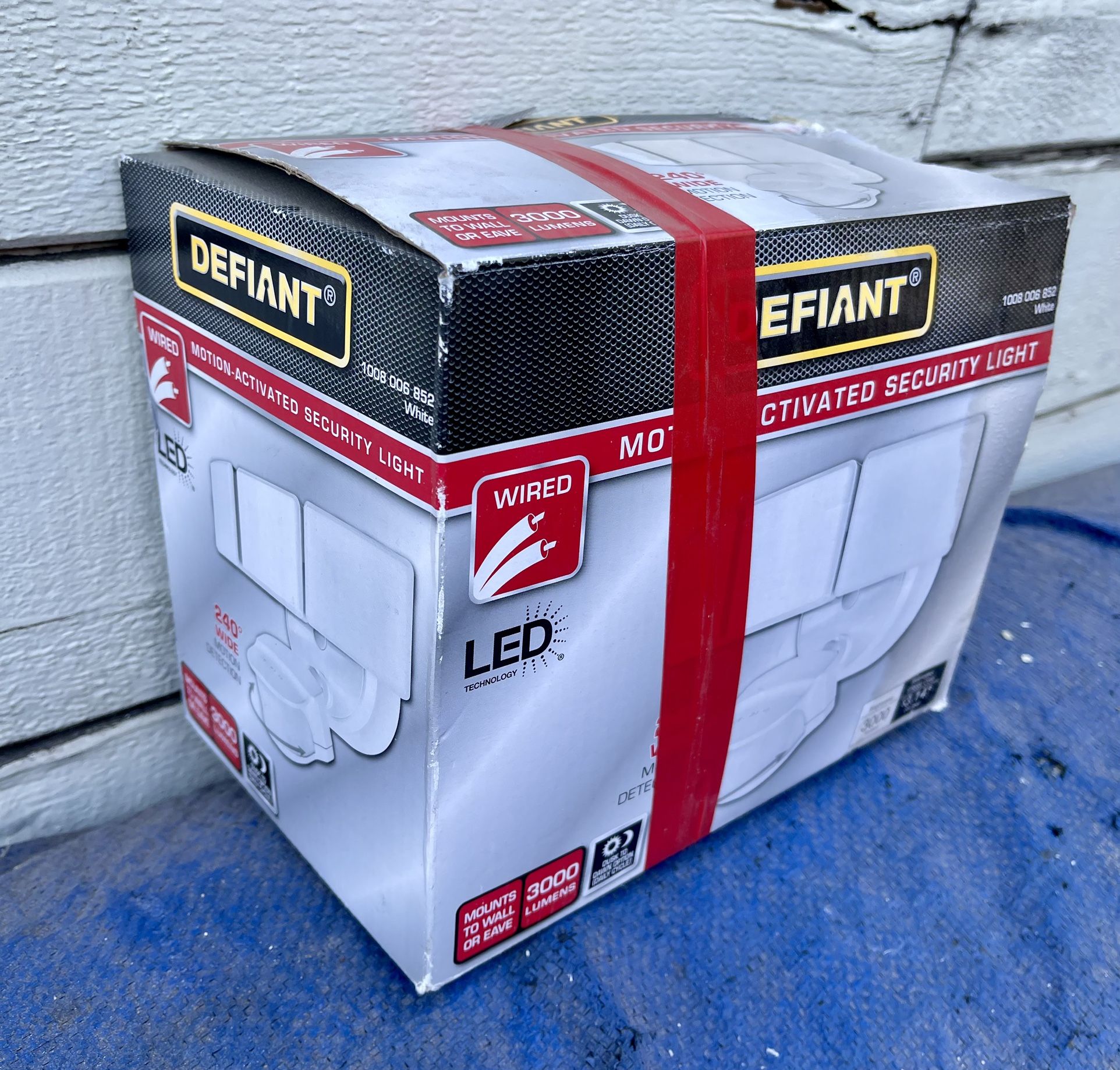 Defiant motion sensor light NEW