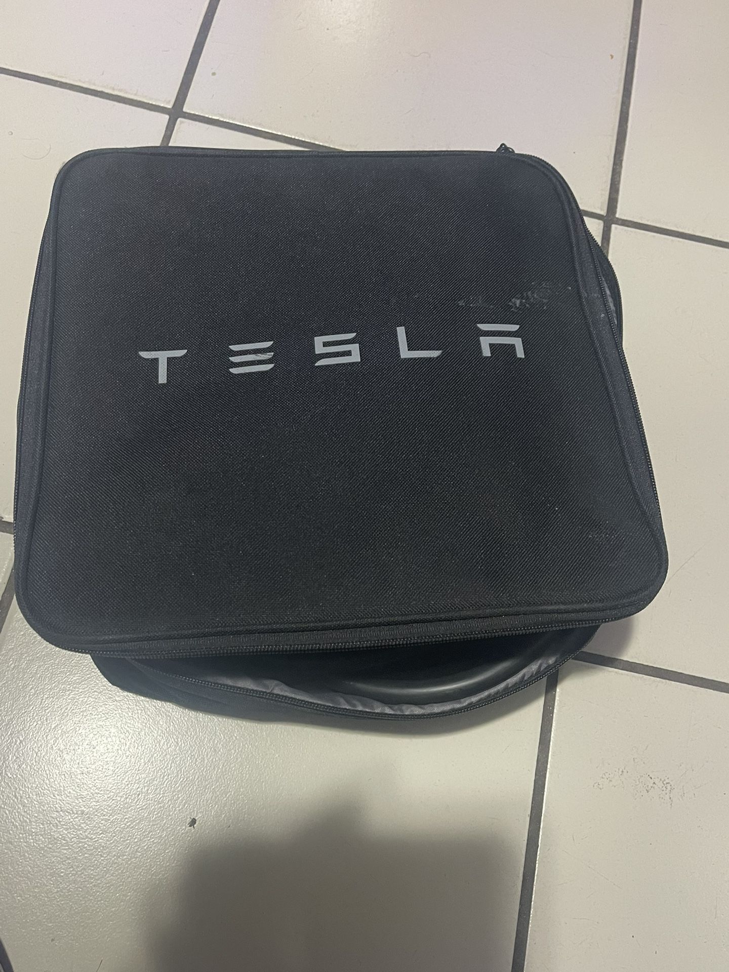 TESLA . Y -3 -S HOME CHARGER