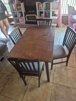 4 chairs and a dining room table