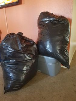 4 bolsas negras de ropa y caja gris for Sale in Chula Vista, CA - OfferUp