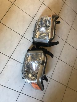 Toyota Tundra head lights left and right 2015 oem