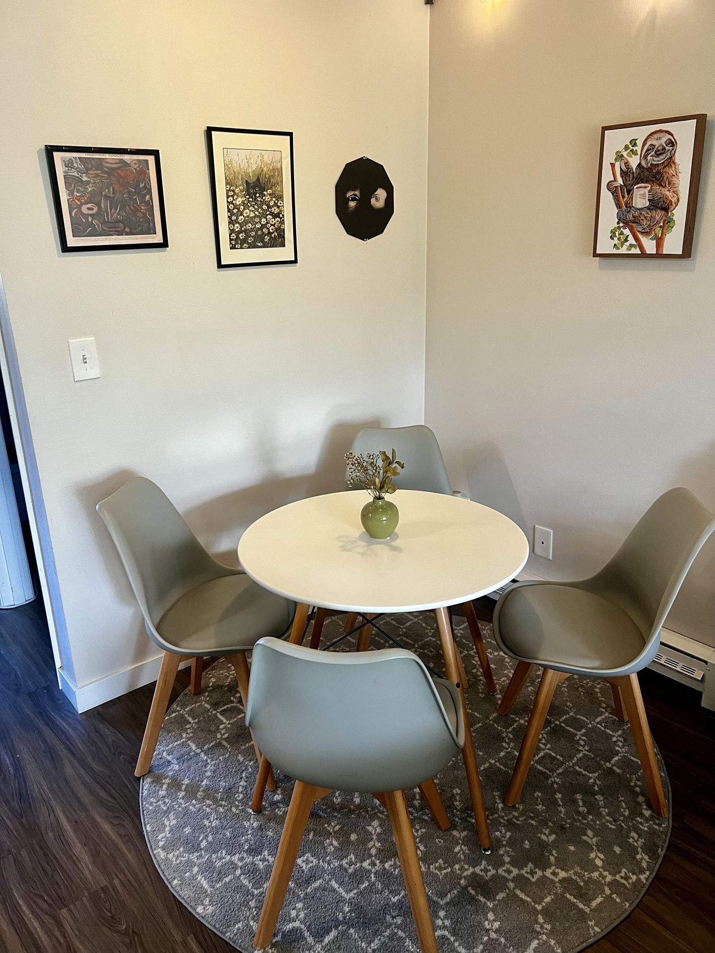 Round Dining Table and Chairs / Mid Century Modern