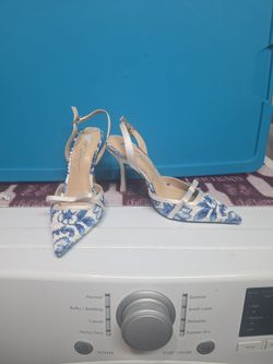 Betsy Johnson (ladies)  size 6. Blue and white