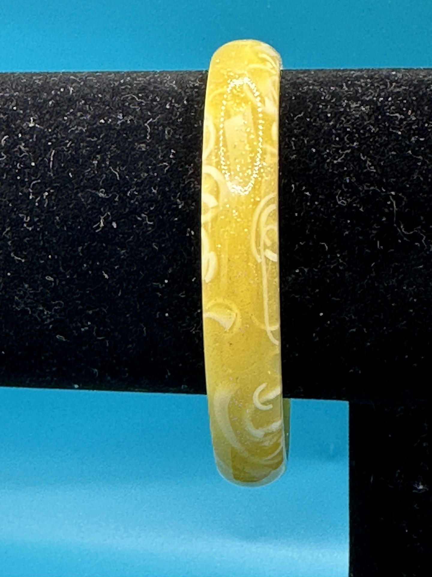Lucite Yellow Marbled Bangle Bracelet Size 7 1/2” Colorful Glitter Good Condition