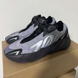 Adidas Yeezy 700 MNVN