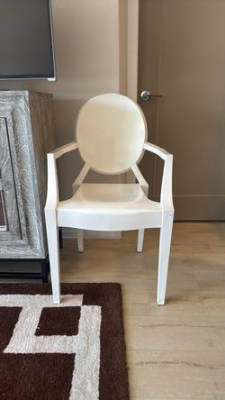 FREE White Desk Chair / Vanity Chair