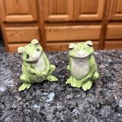 Vintage 1987 Franklin Mint Frog Pair Of Salt And Pepper Shakers.  Noah’s Ark There.  Brand New Never Used 