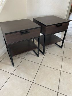 🚚Two match nightstand good condition size L18/H22/W16 free delivery🚚