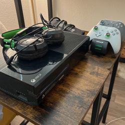 XBOX ONE + TWO CONTROLLERS 