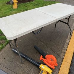 Folding table