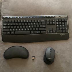 Black Wireless Logitech Keyboard 