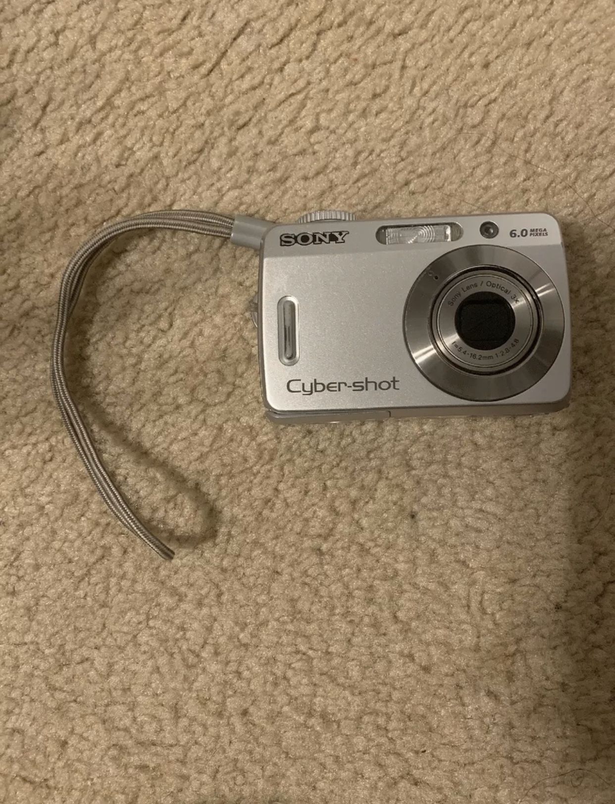 Sony Cyber-shot DSC-S500 6.0MP Digital Camera - Silver