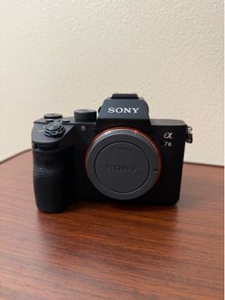 Sony Alpha 7 III - Full-frame Interchangeable Lens Camera 24.2MP, 10FPS, 4K/30p