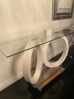 White sculpture Table