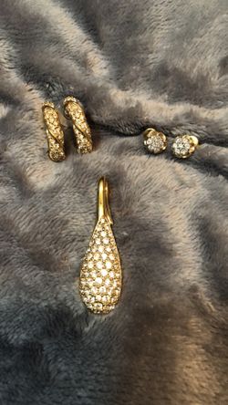 Pendant & 2 pr Fashion Earrings Set (No Necklace)