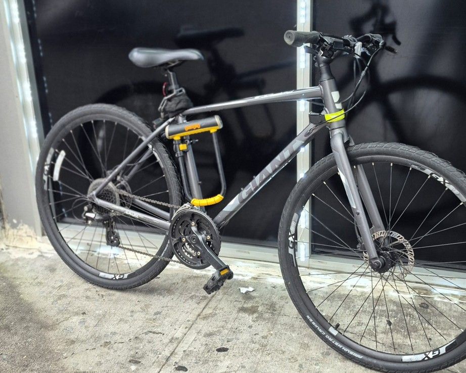 Hybrid Used Giant Escape with Original Gx 28 Rims