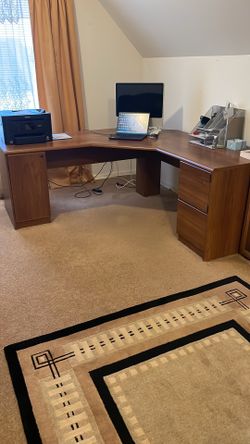 🔥 MUST GO TODAY. Office desk. Give me your best offer, and it will be yours.