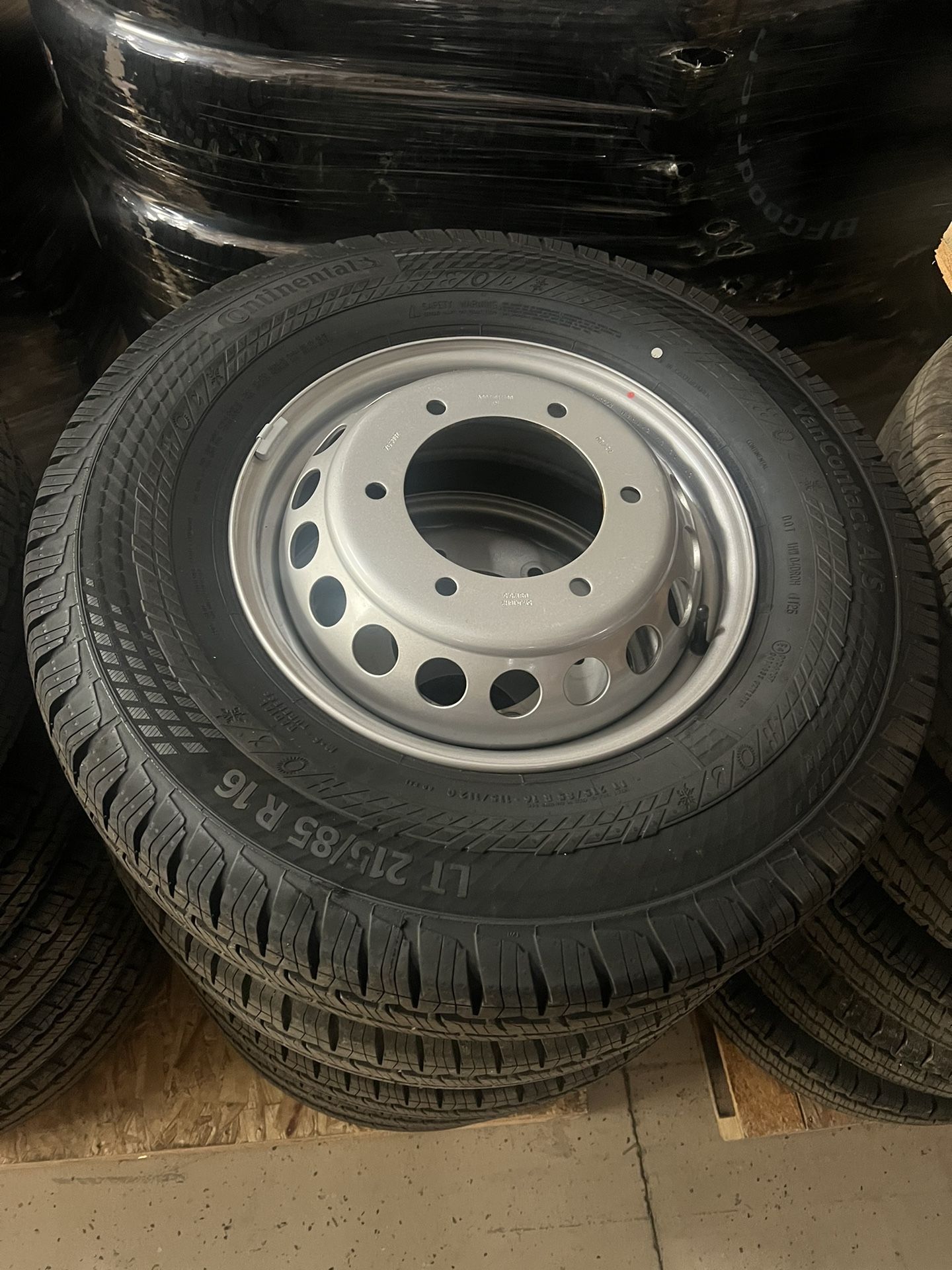 NEW Sprinter 3500 dually Continental  LT 215/85 R16 Vancontact 