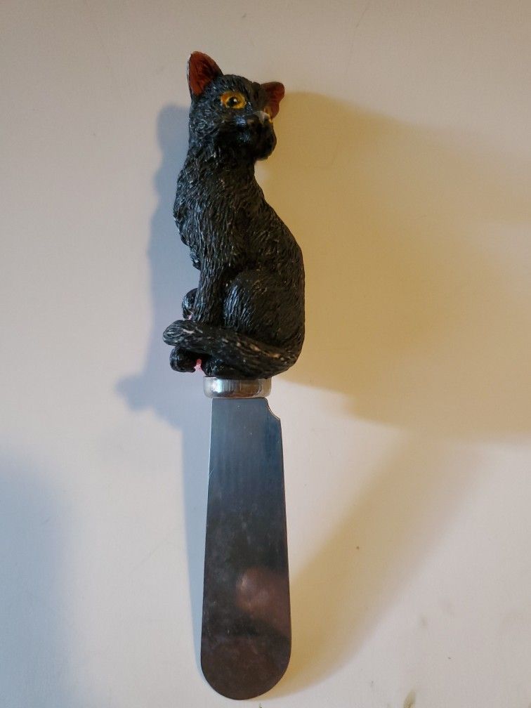 4 1/2" Black Cat With Pink Yarn Spreader Figurine