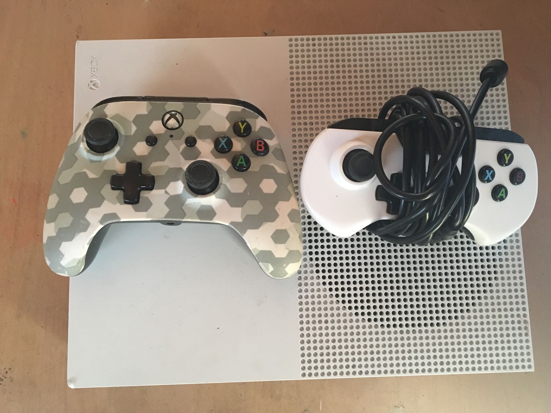 Xbox one S + 2 controllers