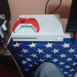 X BOX 1-S W/ Red Wireless Controler & Charger Pack. 