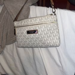 Micheal Kors Wristlet 