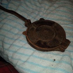  Antique Tortilla Iron. C1 Super