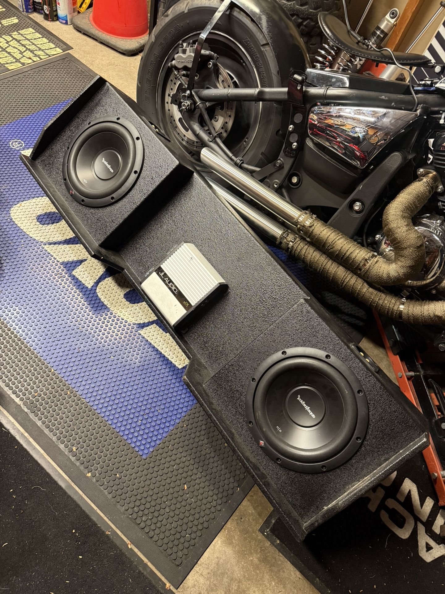 99-06 Silverado/sierra Subwoofers And Amp