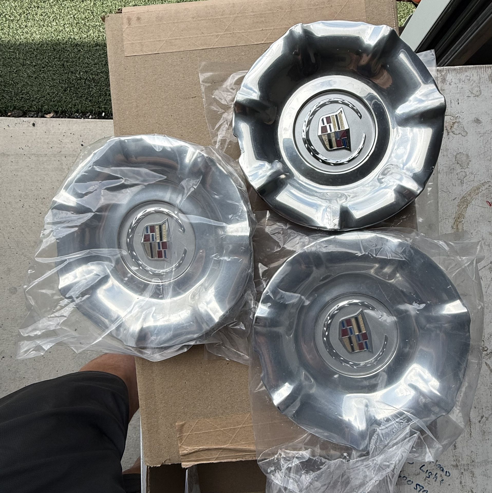 2013-2016 SRX 7 spoke 20” polish wheel cap GM original