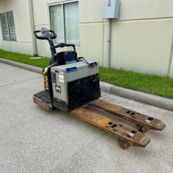 2019 ELECTRIC YALE RIDER PALLET JACK