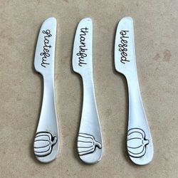🍴 3 fall autumn Thanksgiving spreader knives saying grateful, thankful and blessed