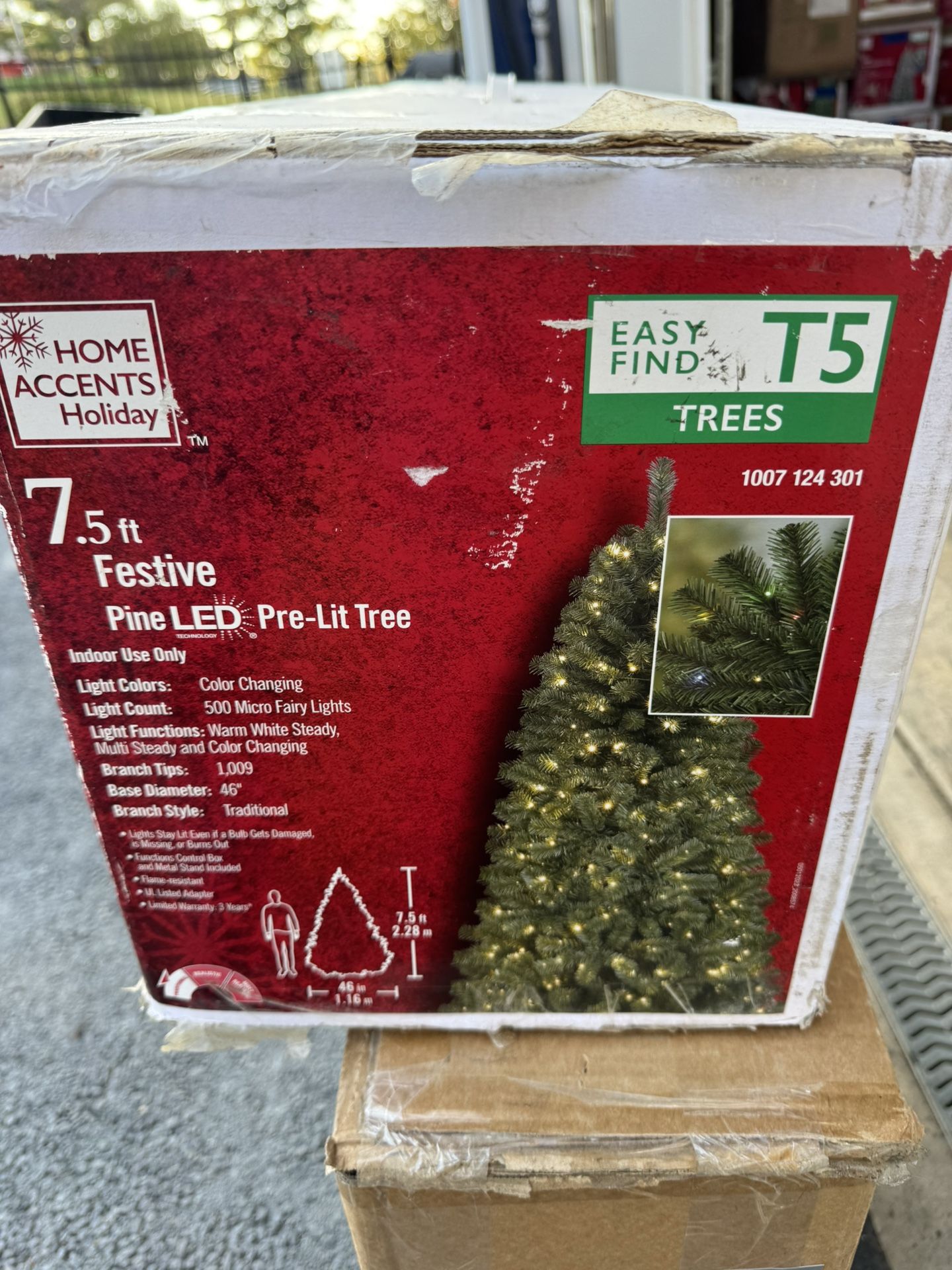 Home Accents Festive Pine LED Pre-Lit Tree 1009 Branch Tips. Must Pick Up