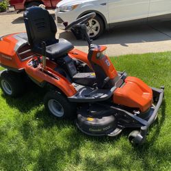 Husqvarna R 322T AWD RIDDING MOWER