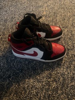 Air jordan-1-mid-se-patent-bred-toe 2Y