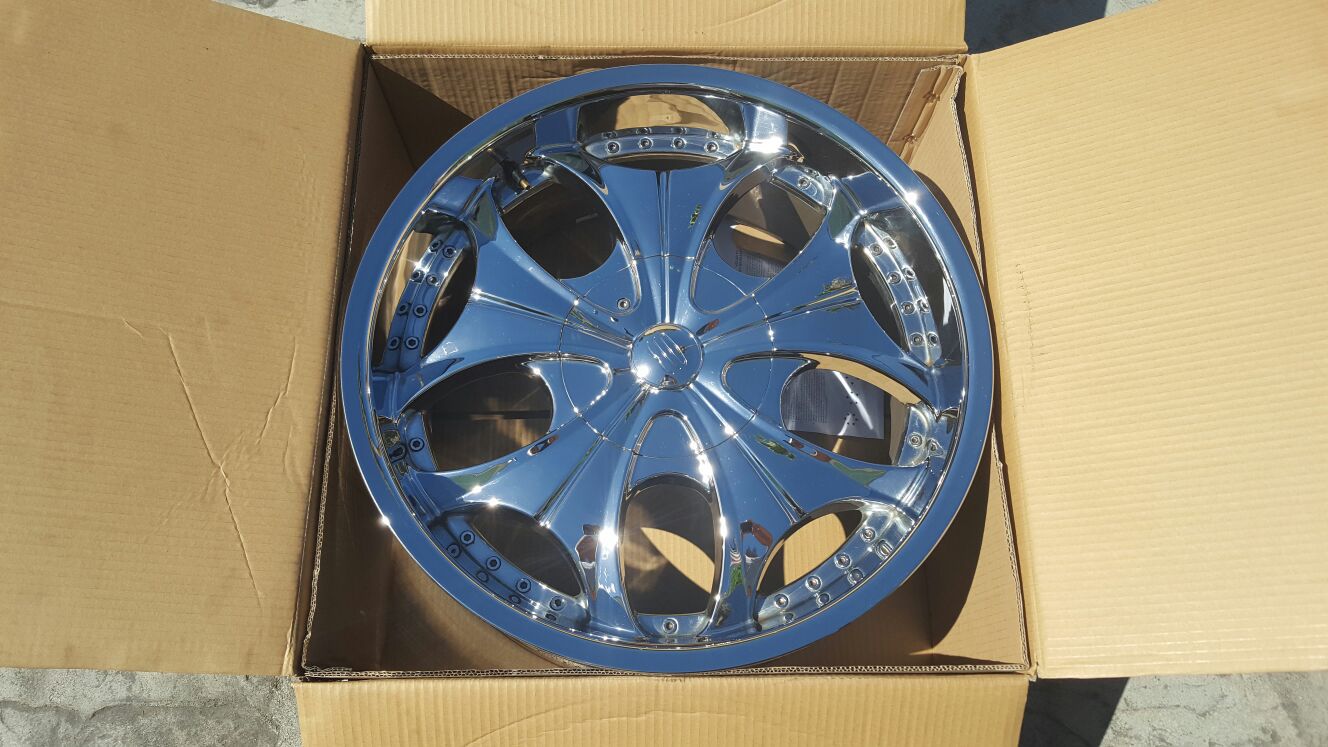 Dodge magnum or Charger 22inch chrome rims