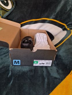 Adidas Men shoes 9 half