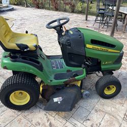 John Deere tractor L8 125