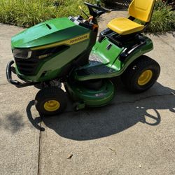 John Deere S220 Riding Mower – 42” Deck, <40 Hours, Mulch Kit Installed