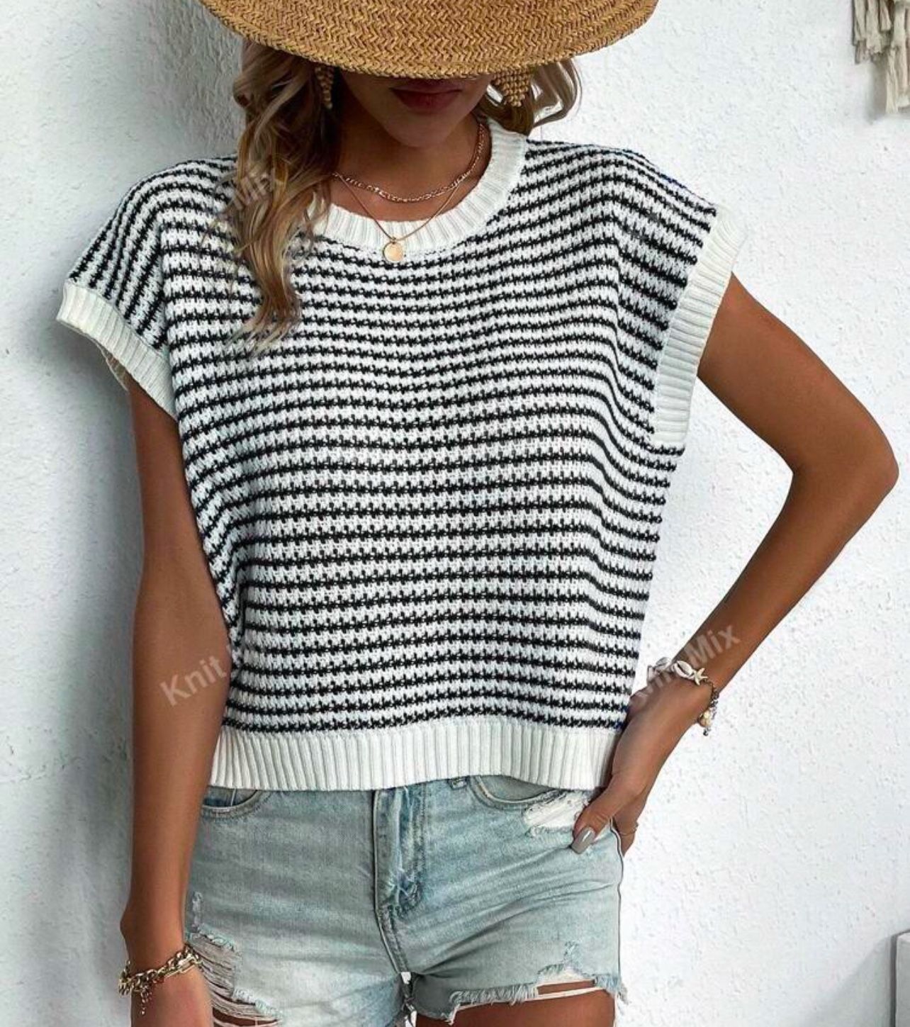 Women's Casual Holiday Knit Contrast Striped Round Neck Sleeveless Hollow Out Loose T-Shirt Vest Blouse, Beach Holiday Valentine's Day Sweater (Random