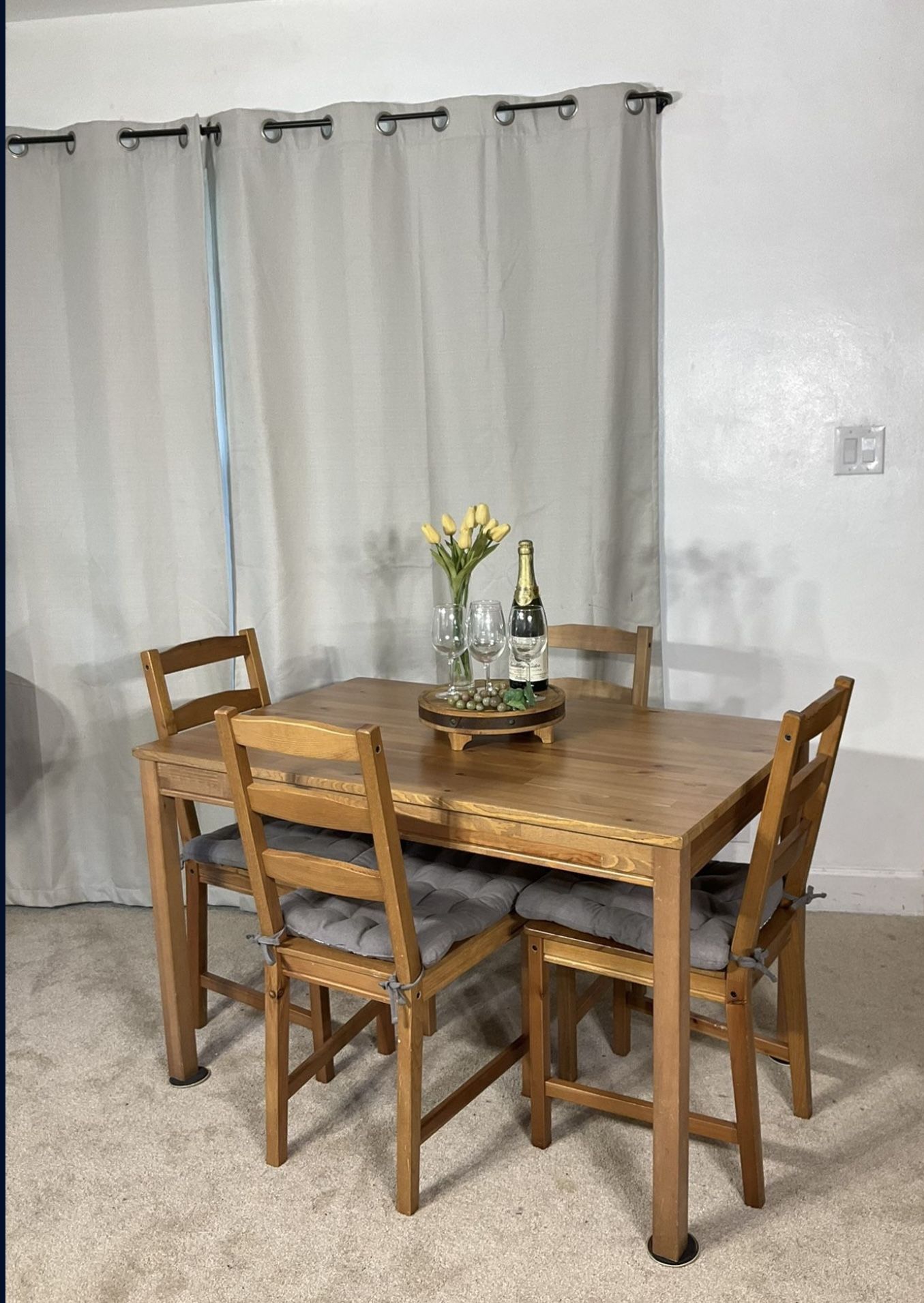 IKEA Compact Kitchen Dining Table & 4 Chairs With Seat Cushions / Mesa Comedor Compacto Y 4 Sillas