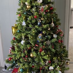 Beautiful Christmas Tree With Lights And Ornaments 