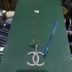 Diamond Pendant 10kt Gold 4.50 Carat . W 10kt Chain 