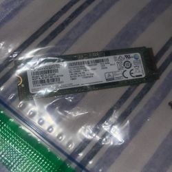 Samsung PM981 M.2 NVMe Solid State Drive (SSD) 256GB