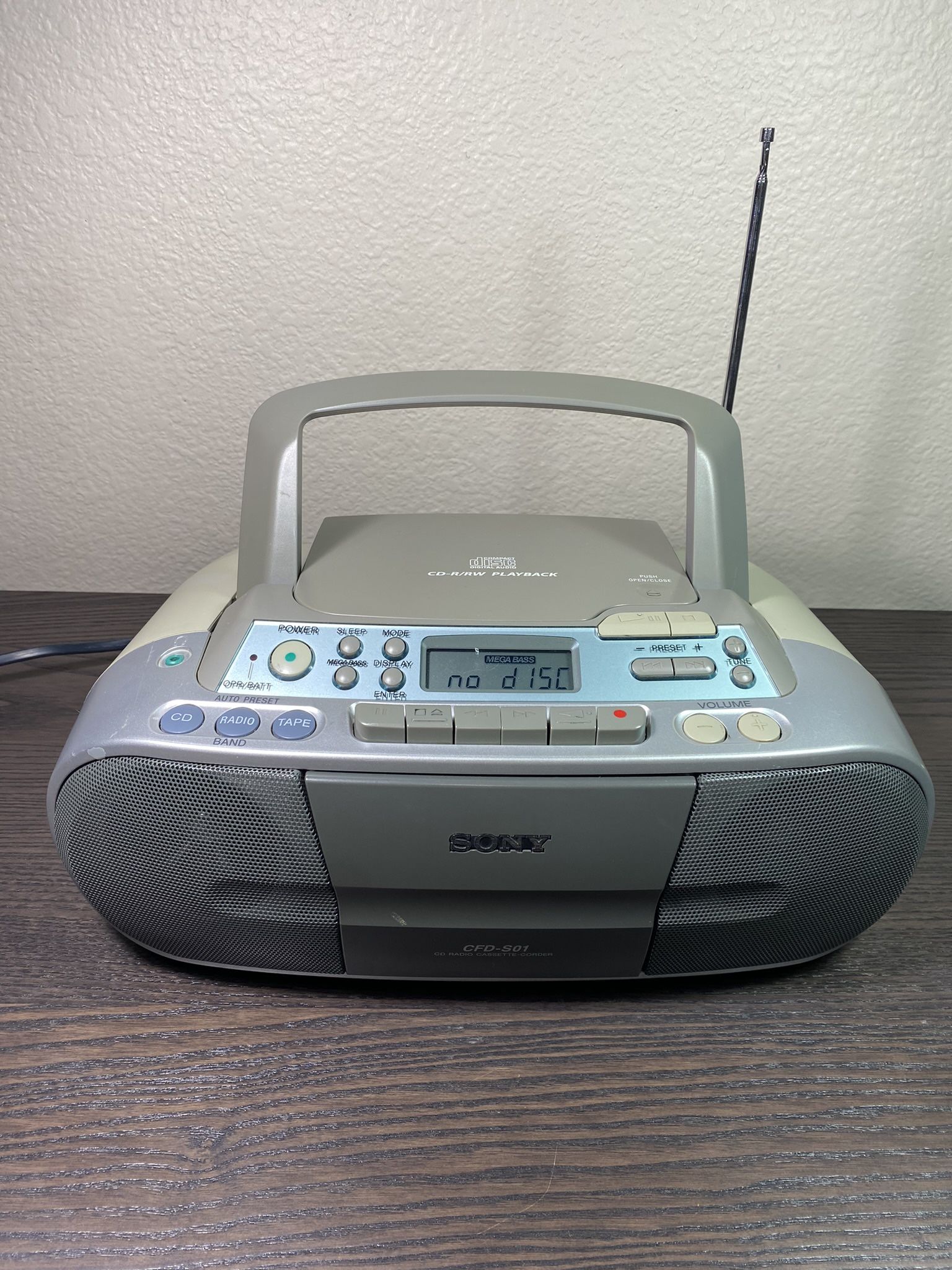 SONY CFD-S01 CD Player Digital AM/FM Radio Cassette-Recorder Mega Bass Silver