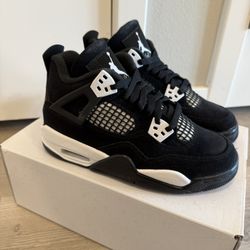 Jordan 4 Retro White Thunder (GS) Size 3.5Y