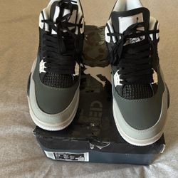 Men’s Jordan 4 Retro 9.5 $250 Authentic. 