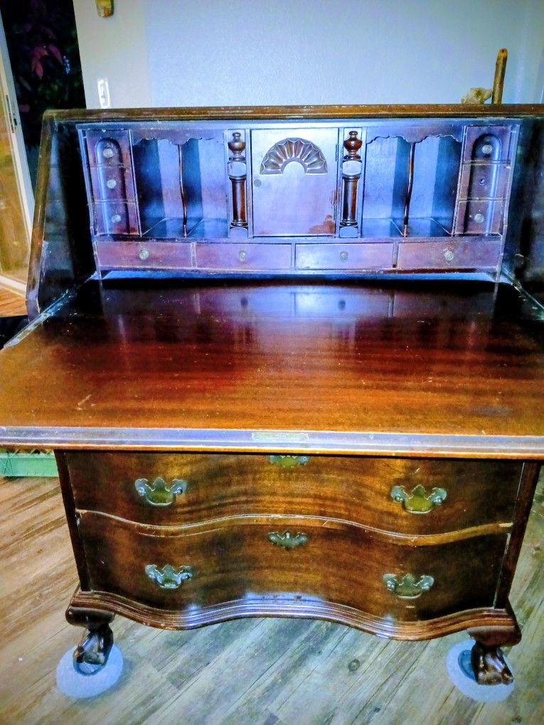 Antique Maddox Co Mohagany Chippendale Style Serpentine Writing Secretary Desk Dresser 