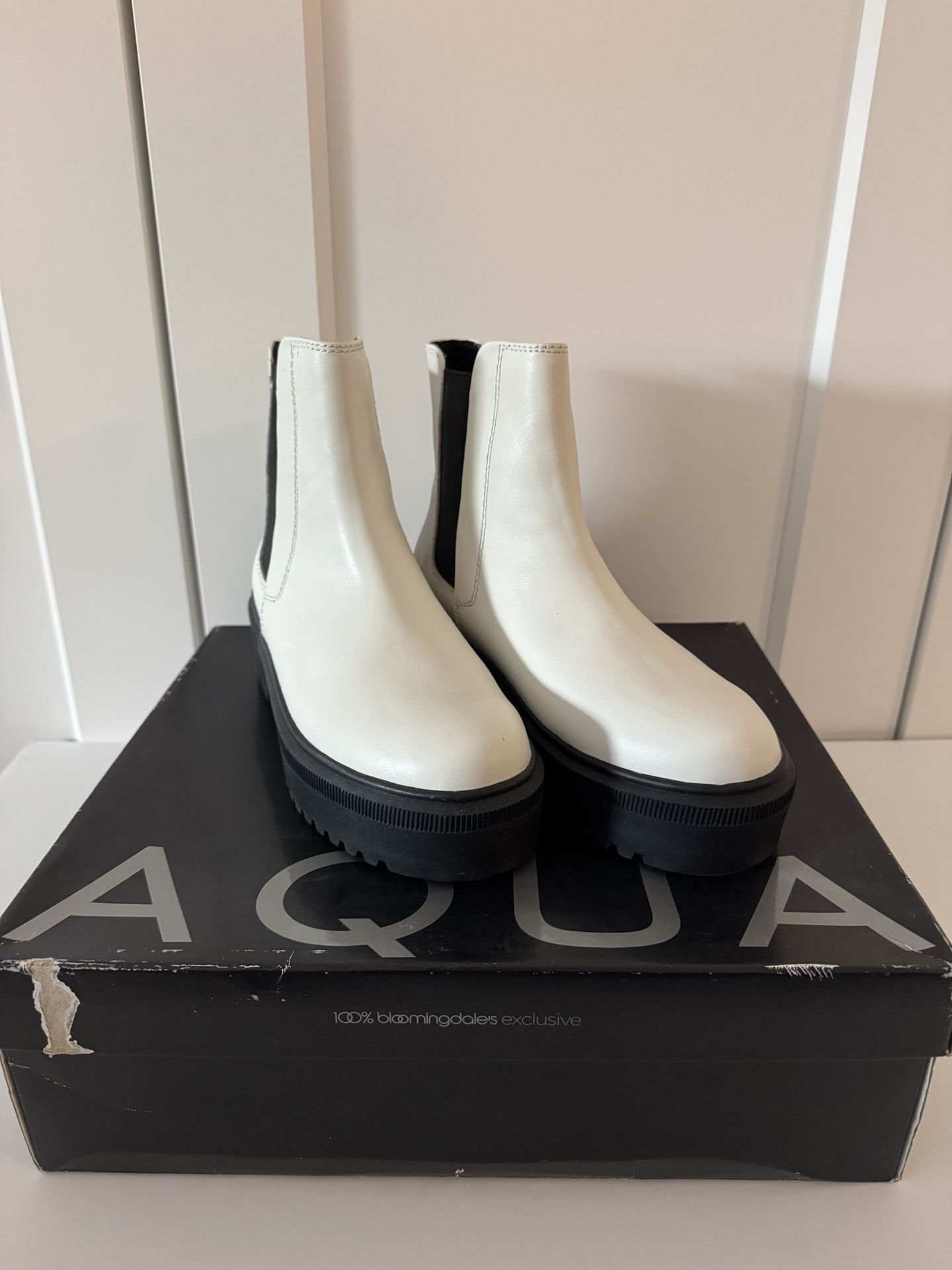 NEW Aqua For Bloomingdale’s White Chelsea Boots, Size 7