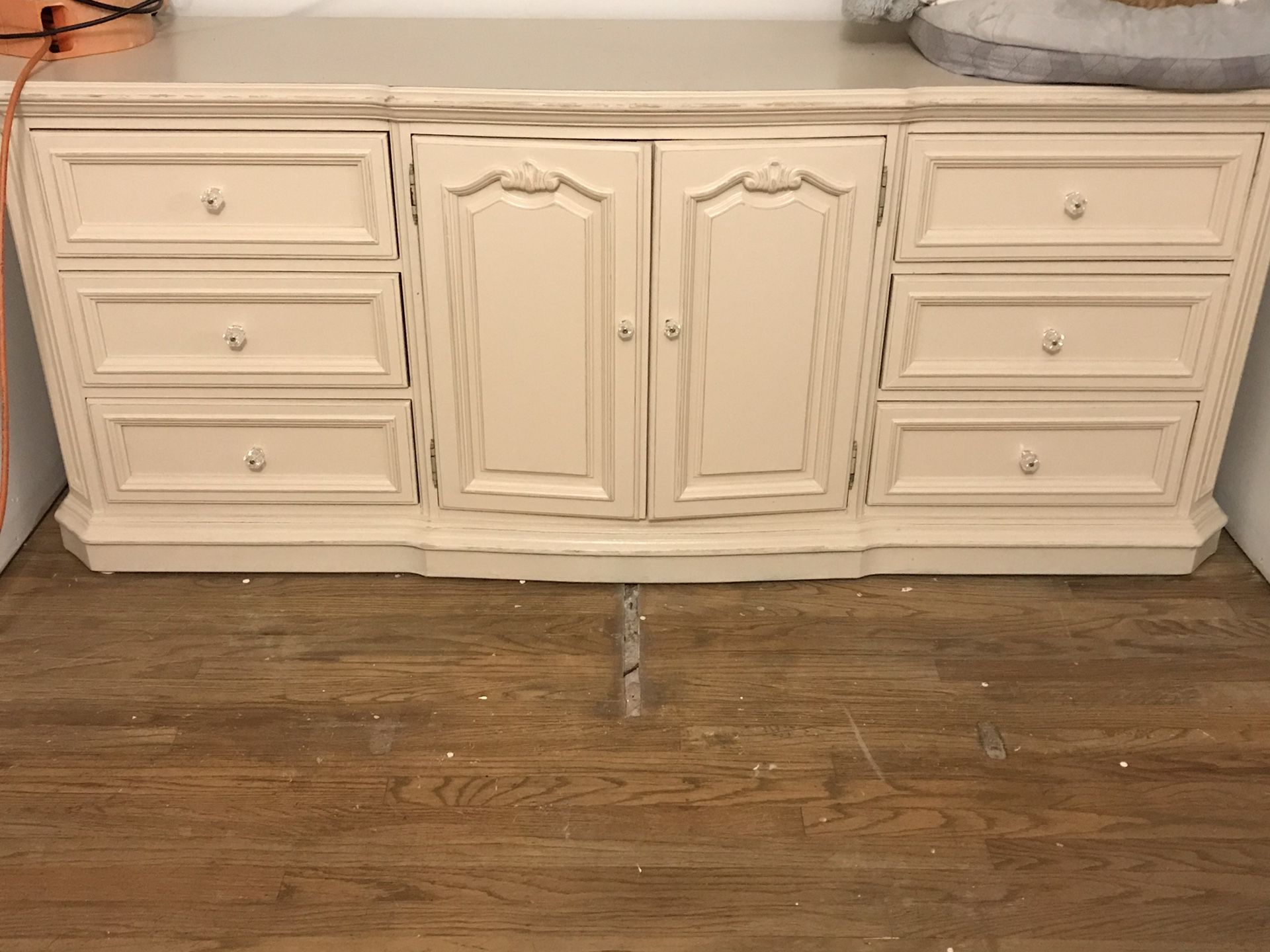 Dresser/buffet